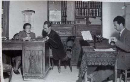 Ada Natali, sindaco di Massa Fermana, nel suo ufficio (1950)